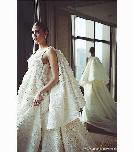 Tổng chi phí cho ba chiếc váy cùng đôi giày thủy tinh như công chúa được ước tính khoảng 10 triệu baht, tương đường với khoảng 6,5 tỷ đồng.