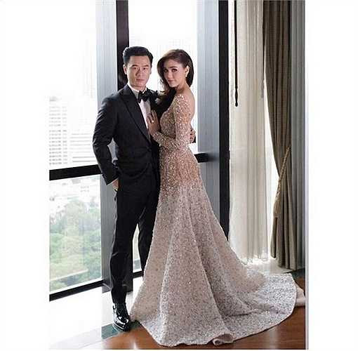 Chiếc váy thứ 2 của Chompoo Araya là thiết kế lấp lánh của thương hiệu Elie Saab.