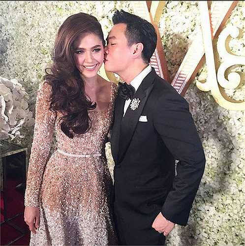 Nhìn từ đằng trước chiếc váy rất thanh lịch và tinh tế.