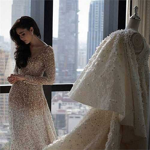 Chiếc váy cưới cầu kỳ, tinh tế của người đẹp này trị giá gần 2 tỷ (VND).