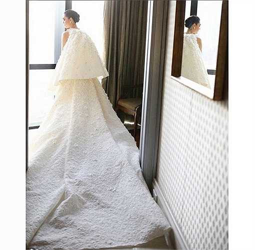 Chiếc váy cưới đầu tiên phải nhắc đến là của thương hiệu Giambattista Valli. Đây là mẫu váy cưới đặc biệt được thiết kế riêng cho nữ diễn viên hot nhất Thái Lan.