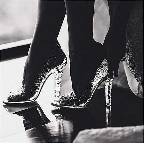 Đôi giày được thương hiệu Dolce & Gabbana thiết kế và làm theo yêu cầu của cô dâu.