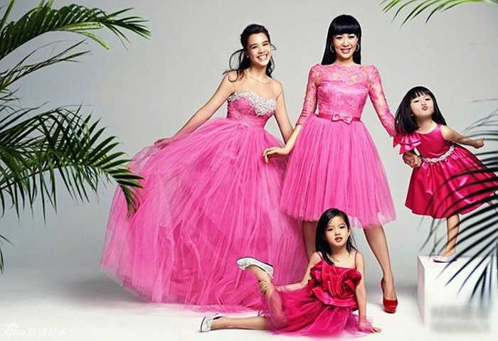 Mỹ nhân gốc Việt trông vô cùng trẻ trung khi đứng cạnh ba công chúa nhỏ. 