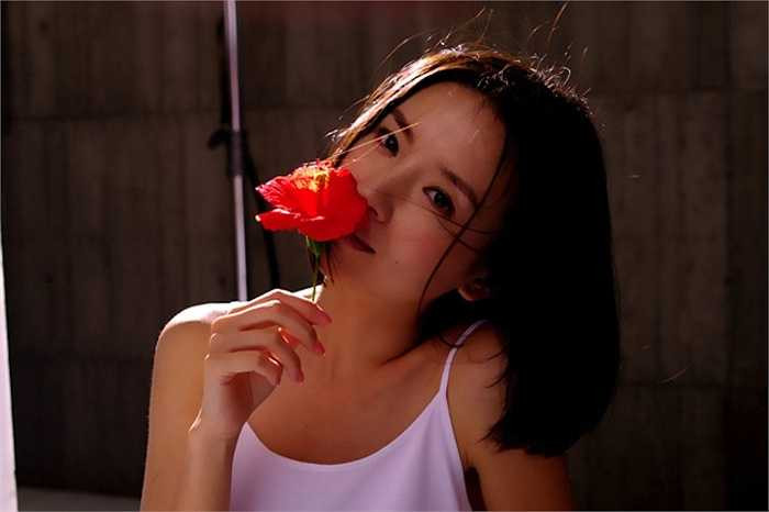 Cô rất ít khi nói về cuộc hôn nhân đã đổ vỡ mà chỉ chú tâm vào việc đóng phim, tham gia sự kiện và nuôi con nhỏ. 