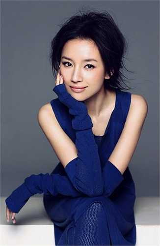 Người đẹp 'Kim phấn thế gia' đang gây sốt với bộ phim truyền hình 'Mẹ hổ bố mèo' nói về đề tài nuôi dạy con cái cùng Triệu Vy, Đồng Đại Vy. 