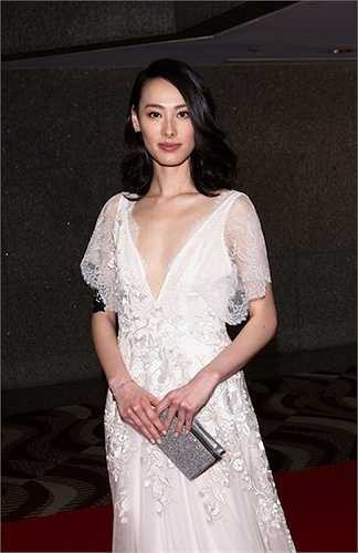 Người đẹp trông gầy gò và khá tư lự khi phải bươn chải kiếm tiền nuôi con. 