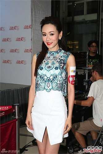 Bị người tình phụ bạc, Tư Kỳ một mình vượt cạn và nuôi con một mình. 