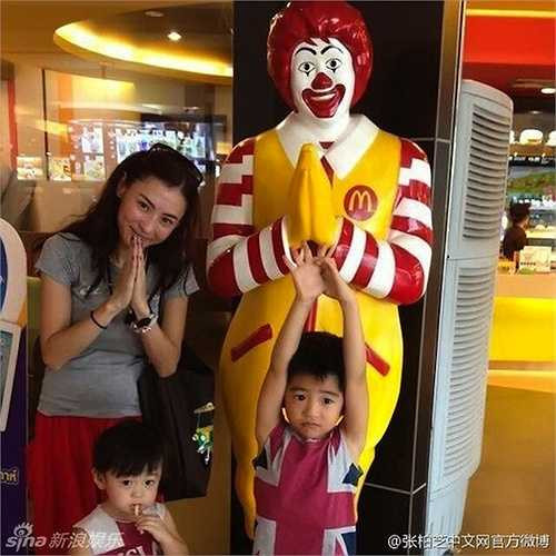 Sau hôn nhân đổ vỡ với Tạ Đình Phong, Trương Bá Chi nuôi hai cậu con trai kháu khỉnh là Lucas và Quitus. 