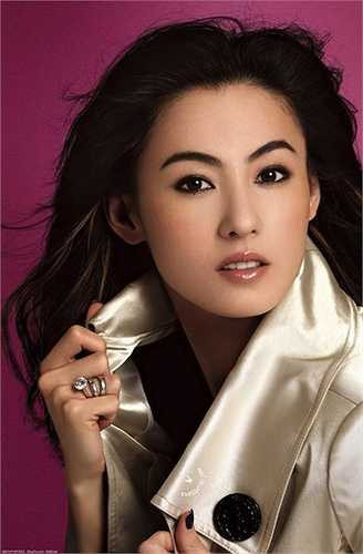 'Ngọc nữ Hong Kong' hiện sống cùng hai con ở Singapore. 