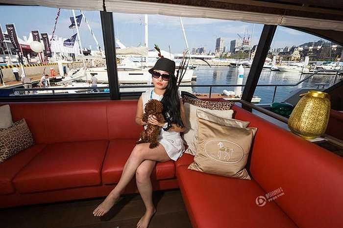 Đại gia và chú chó cưng trên du thuyền