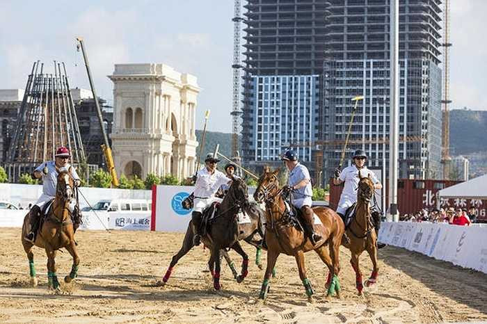 Giới nhà giàu chơi polo trên bãi biển
