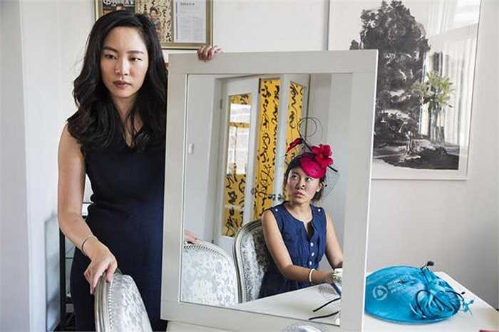 Học cách mặc trang phục, đội mũ