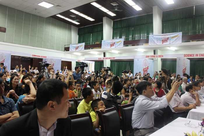 Học sinh tiểu học xây cầu tự đứng vững theo thiết kế của Da Vinci