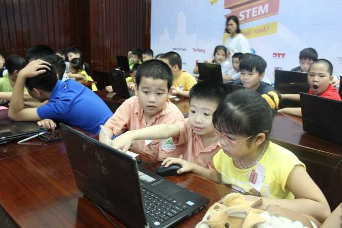 Học sinh tiểu học xây cầu tự đứng vững theo thiết kế của Da Vinci