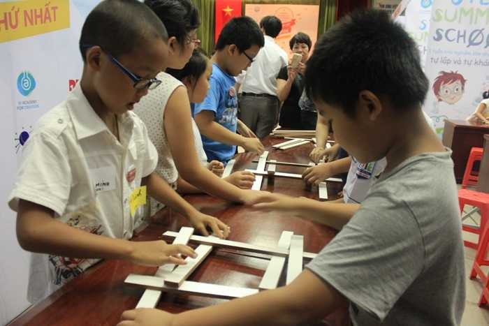 Học sinh tiểu học xây cầu tự đứng vững theo thiết kế của Da Vinci