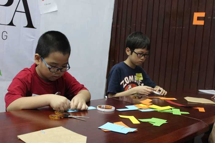 Học sinh tiểu học xây cầu tự đứng vững theo thiết kế của Da Vinci