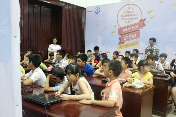 Học sinh tiểu học xây cầu tự đứng vững theo thiết kế của Da Vinci