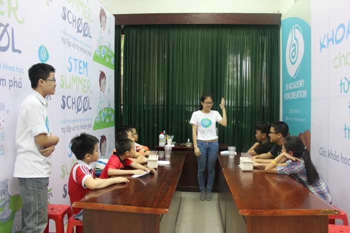 Học sinh tiểu học xây cầu tự đứng vững theo thiết kế của Da Vinci