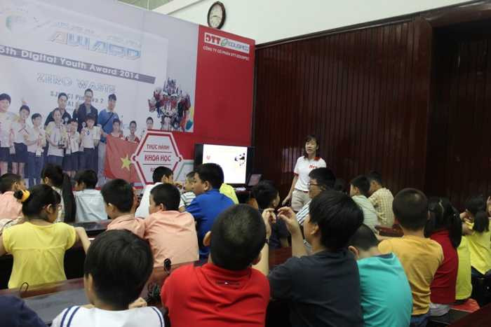 Học sinh tiểu học xây cầu tự đứng vững theo thiết kế của Da Vinci