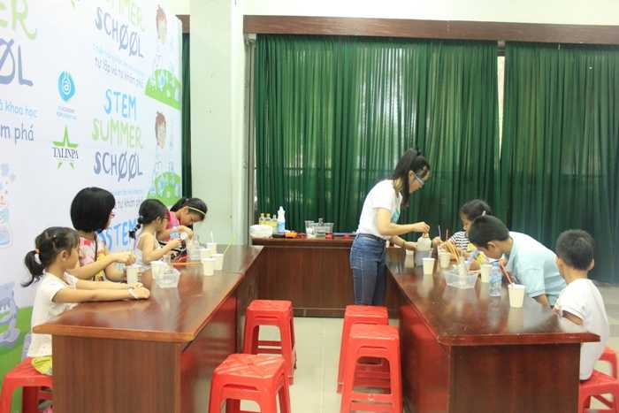 Học sinh tiểu học xây cầu tự đứng vững theo thiết kế của Da Vinci