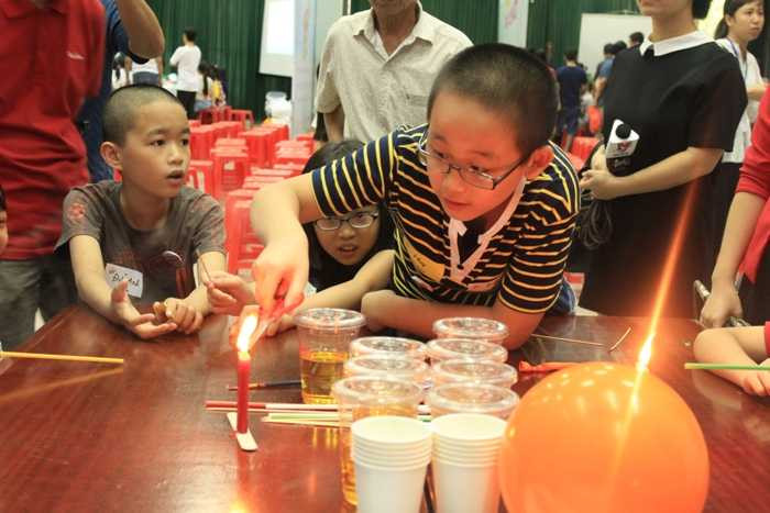 Học sinh tiểu học xây cầu tự đứng vững theo thiết kế của Da Vinci