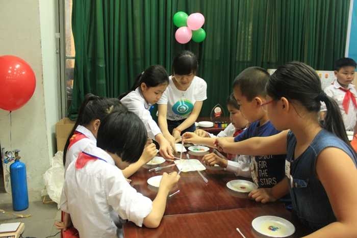 Học sinh tiểu học xây cầu tự đứng vững theo thiết kế của Da Vinci