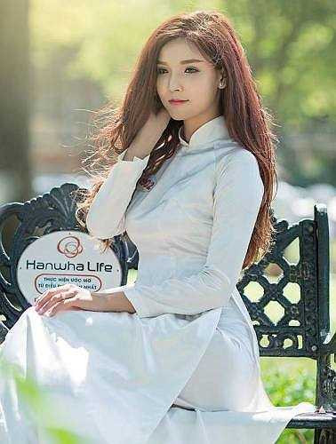 Cô chia sẻ: 'Hiện mình vừa đi học, vừa kiếm thêm thu nhập bằng công việc làm mẫu ảnh và kinh doanh trang phục nữ. 