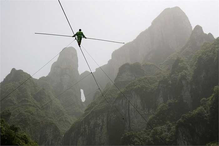 Samat Hasan, diễn viên đóng thế 24 tuổi đến từ Trung Quốc đã phá vỡ kỷ lục đi bộ trên không thế giới khi bộ trên một sợi dây thừng trên cao hơn 700 m và dốc 39 độ.