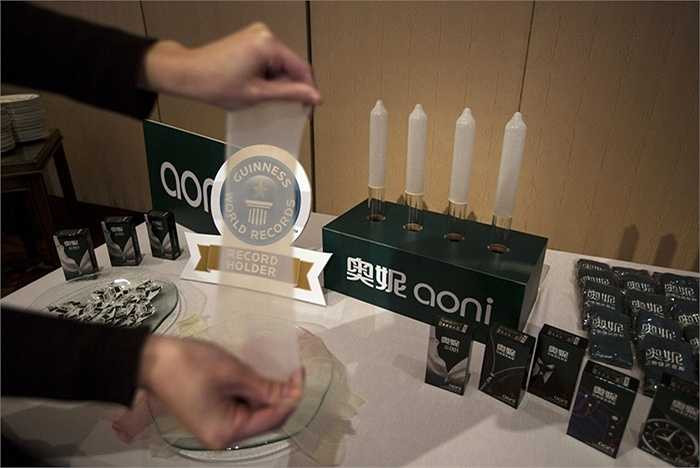 Bao cao su AONI siêu mỏng 001 làm từ cao su tự nhiên đã đạt kỷ lục bao cao su mỏng nhất thế giới với độ dày trung bình là 0.036 millimet.