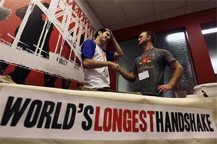 Jack Tsonis (trái) và Lindsay Morrison (phải) đã nỗ lực để phá vỡ kỷ lục thế giới cho những cái bắt tay lâu nhất tại Sydney vào ngày 21/9/2009.