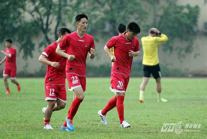 Và chiều nay, 15/6, đội bóng Triều Tiên đã bước vào buổi tập đầu tiên. Đây là buổi tập kín, các phóng viên chỉ được ghi hình trong vài phút.