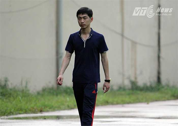 Trưởng đoàn đội bóng CHDCND Triều Tiên yêu cầu các phóng viên không được ghi hình. (Hà Thành)