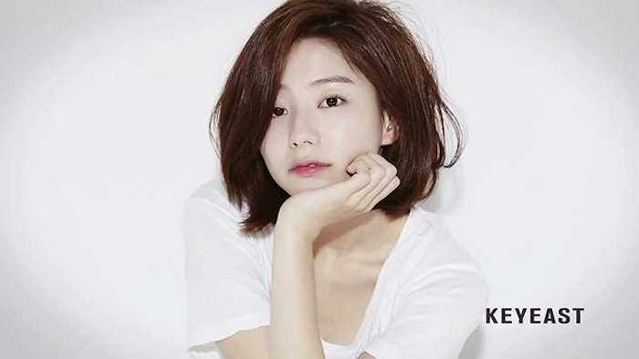 Hồ sơ tình ái của cô cũng không kém cạnh Bae Yong Joon. 