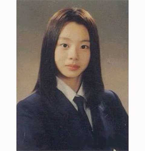 Ảnh thời đi học cho thấy Park Soo Jin có nét đẹp hài hòa trên gương mặt. 