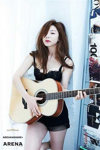 Cô là diễn viên trực thuộc công ty giải trí do Bae Yong Joon đứng đầu. 