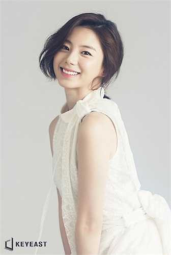 Cô sở hữu vẻ đẹp tự nhiên, thanh lịch. 