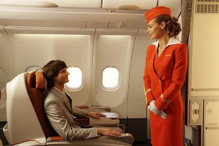 Nữ tiếp viên Aeroflot trong một chuyến bay