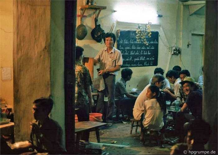 Cuộc sống người Hà Nội giản dị và vui tươi