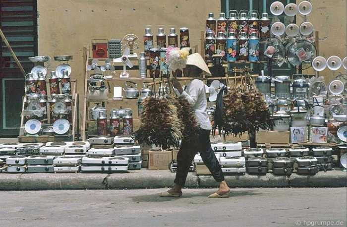 Những hàng hóa phổ biến của thời 'hậu bao cấp' - phích nước TQ, phích đá Liên Xô, bếp điện Liên Xô, quạt 'tai voi'. 