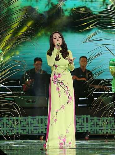 Trong bộ trang phục áo dài truyền thống đẹp và thướt tha, tiếng hát Cẩm Ly trở nên ngọt ngào hơn bao giờ hết khi chị cất lên giai điệu Dòng sông và nỗi nhớ. Nối tiếp là một bài hát nữa cũng rất được khán giả yêu thích, đó là ca khúc Lỡ lầm