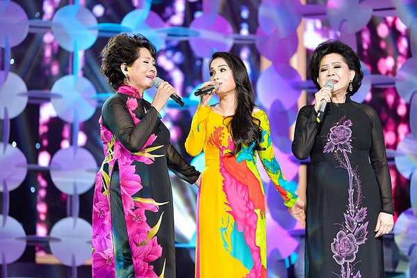 Rồi đến LK Sầu lẻ bóng – Nửa đêm ngoài phố - Lưu bút ngày xanh – Sao chưa thấy hồi âm tạo thêm dấu ấn đặc biệt nữa, khi Cẩm Ly hát cùng hai giọng hát vang danh của dòng Bolero là Phương Dung – Giao Linh.