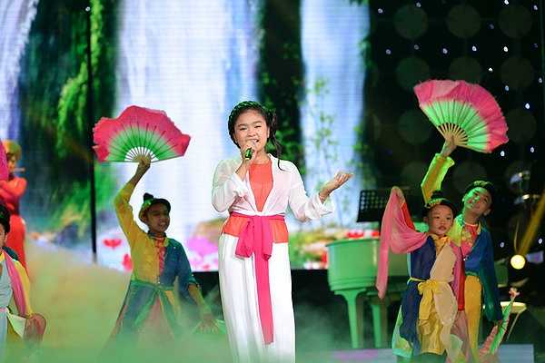 Bé Thiện Nhân xuất hiện trong những giây phút cuối chương trình trong tiết mục Cô đôi thượng ngàn được dàn dựng hoành tráng.
