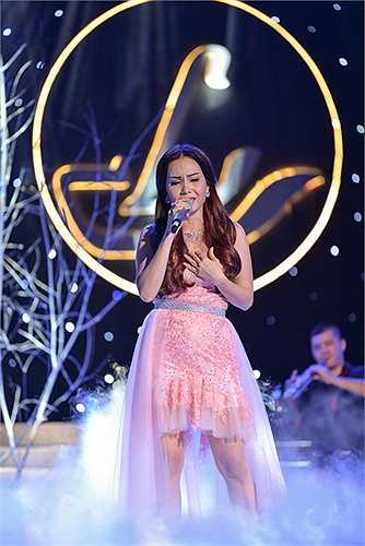 Từ tâm ý đó, cách dẫn chuyện của diễn viên hài Anh Vũ và Trường Giang khi hóa thân thành những anh chàng bán kẹo kéo, bánh tráng kẹo trở nên dễ thương và dễ cảm nhiều hơn
