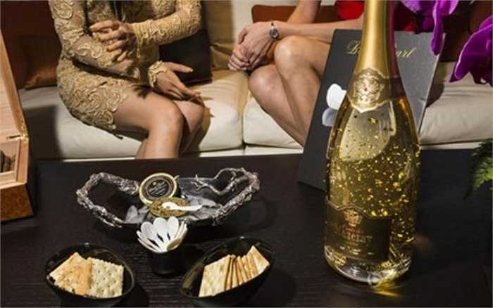 Bữa tiệc của giới nhà giàu Trung Quốc tràn ngập những chai sâm panh dát vàng, đồ ăn có trứng cá muối hảo hạng.