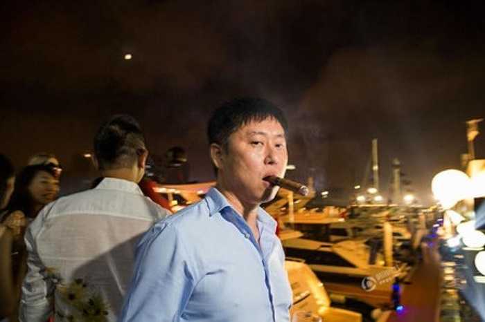 Giới nhà giàu Trung Quốc 'chuộng' hút xì gà. Trong ảnh là người đàn ông được gọi là Kenny, chuyên cung cấp xì gà hảo hạng cho giới thượng lưu Trung Quốc.