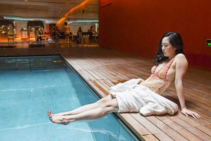Một quý cô thuộc tầng lớp thượng lưu Trung Quốc ngồi thư giãn bên hồ bơi sang trọng