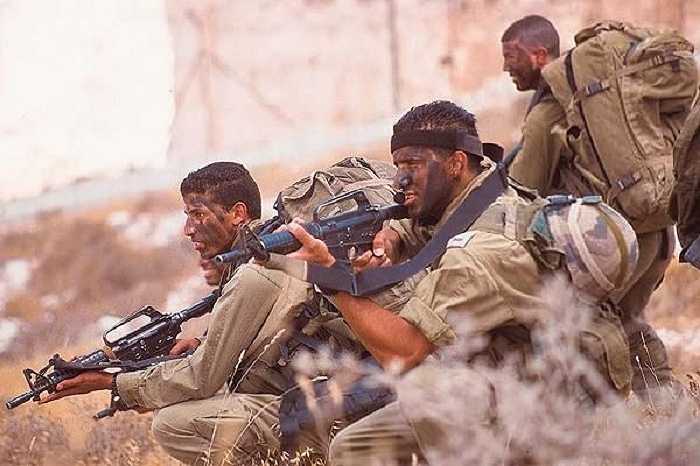 Sayeret Matkal, đơn vị trinh sát tổng hợp của Lực lượng Phòng vệ Israel. Bên cạnh việc nhận thông tin tình báo từ nước ngoài, Sayeret Matkal có nhiệm vụ chống khủng bố và giải cứu con tin bên ngoài lãnh thổ Israel
