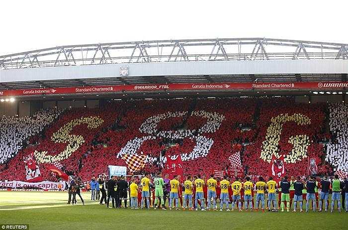 Khắp khán đài Anfield tràn ngập những khẩu hiệu tri ân huyền thoại đương thời của họ.