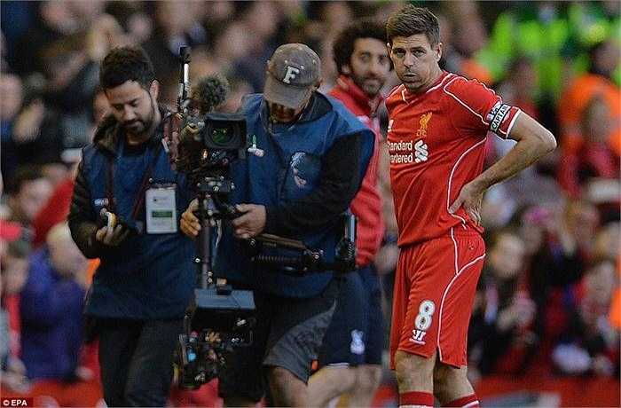 Gerrard tỏ ra nghẹn ngào khi không thể giúp Liverpool giành chiến thắng trước Crystal Palace trong trận đấu cuối cùng của sự nghiệp, trên sân Anfield.