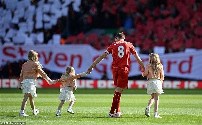 Những hình ảnh đẹp của Gerrard khi trận đấu kết thúc.